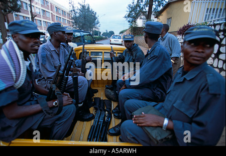 Policiers rwandais avec des canons sur chariot, Kigali, Afrique Banque D'Images