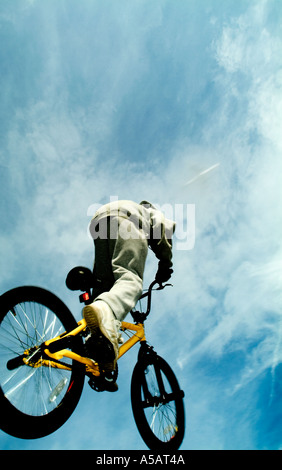 Man riding a bike tourné d'un angle de vue basse Banque D'Images