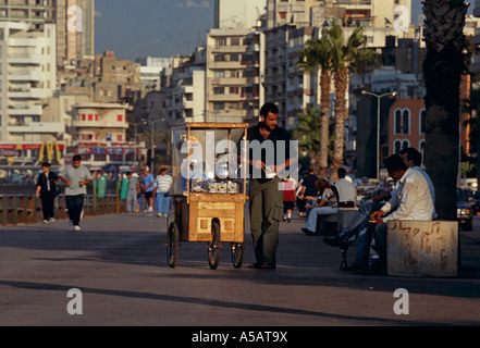 Les vendeurs de rue dans les rues essayant de vendre leurs marchandises Beyrouth Banque D'Images