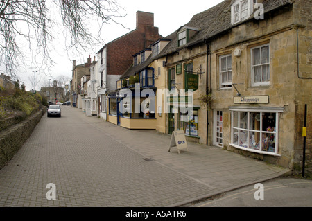 Les boutiques et points de vente au détail en ligne du milieu rural dans le village de Cotswold Chipping Norton, Oxfordshire Banque D'Images