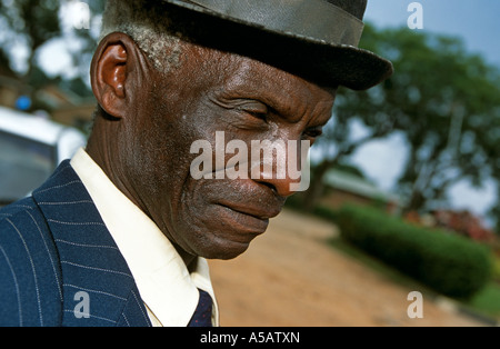 Portrait of senior man en tenue de ville, le Malawi, l'Afrique Banque D'Images