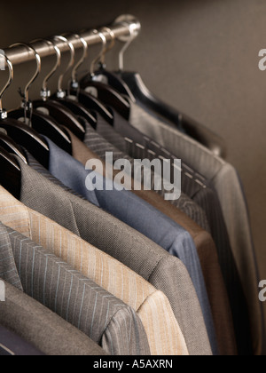 Les blazers pour hommes armoire suspendue sur un rail dans un magasin de mode élégant gris gris Banque D'Images