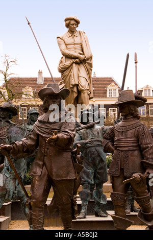 Statue de Rembrandt et le quart de nuit statues sur la place Rembrandtplein Amsterdam Hollande Pays-Bas Banque D'Images