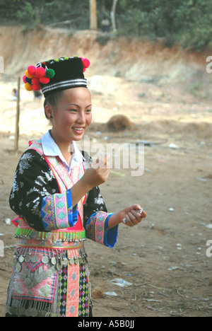 Jeune femme Hmong au Laos, festival du mariage Banque D'Images