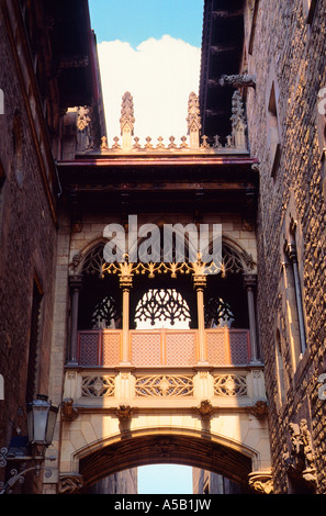 Barcelone Espagne Calle del Obispo Irurita dans la vieille ville (quartier gothique ou barri gotic). Pont de rue étroit. Banque D'Images