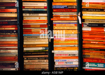 Bibliothèque. Tablette avec livres de poche anciens empilés. Gros plan sur les étiquettes de livres sur la bibliothèque. Étagères. Utilisé librairie à Paris, France Banque D'Images