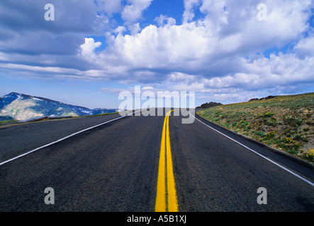 Colorado CO-Ouest Américain Rocky Mountain National Park l'autoroute à deux voies, des nuages blancs USA Banque D'Images