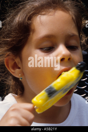 Jeune enfant caucasien américain mangeant de la crème glacée ou de la glace ou de la sucette. New York États-Unis Banque D'Images