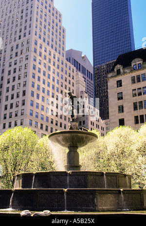 New York City Fifth Avenue la fontaine Pulitzer sur le Grand Army Plaza Midtown Manhattan gratte-ciel. Point de repère à NYC USA Banque D'Images