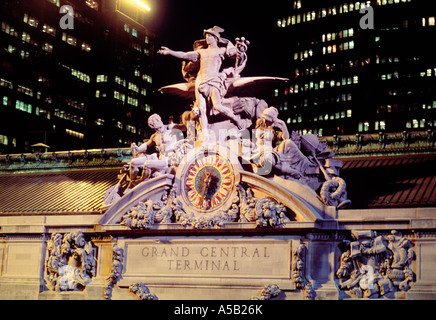 Extérieur de la gare Grand Central terminal la nuit. Bâtiment de style Beaux-Arts. Sculpture du Dieu grec Mercure : gloire du commerce. ÉTATS-UNIS Banque D'Images