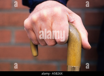 Homme handicapé tenant une canne ou une canne de marche. Personne handicapée handicapée Banque D'Images