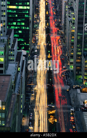 Pistes de feux de voitures de New York. Vue aérienne de l'embouteillage de la circulation la nuit sur Park Avenue. Gratte-ciel à Midtown Manhattan New York USA Banque D'Images