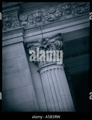 Détail architectural de pilier et corniche. Banque D'Images