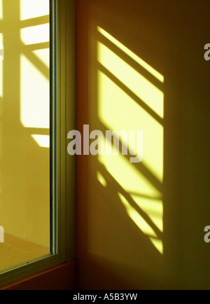 Le soleil qui rayonne à travers la vitre Banque D'Images