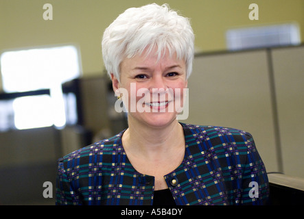Female office worker en environnement d'entreprise. Banque D'Images