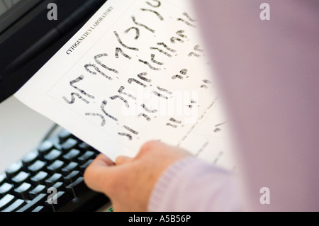 Photos de cytogénétique holding Chercheur de chromosomes. Banque D'Images