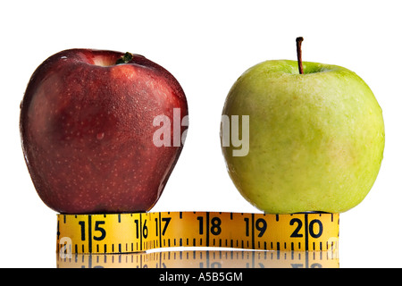 Enveloppé d'Apple avec un ruban à mesurer sur une table de réflexion Banque D'Images
