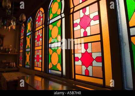 Meubles anciens vitraux colorés dans un mur début '900 villa à Milan Italie Banque D'Images