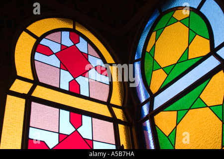 Meubles anciens vitraux colorés de conception géométrique Banque D'Images