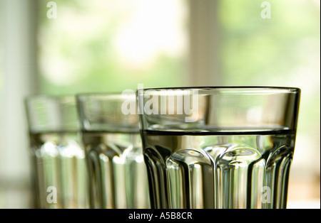 Trois gobelets en verre clair avec l'eau potable. Banque D'Images