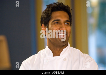 Portrait of smiling Asian Canadian chef dans un restaurant. Banque D'Images