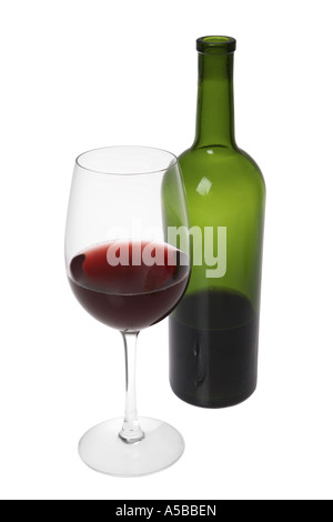 Bouteille et verre de vin découper sur fond blanc Banque D'Images