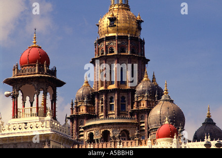 L'étagé tour du Palais de Mysore dans la ville de Mysore dans l'état du Karnataka en Inde du Sud Banque D'Images