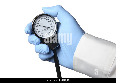 Gants en latex avec manomètre de pression artérielle holding découper sur fond blanc Banque D'Images