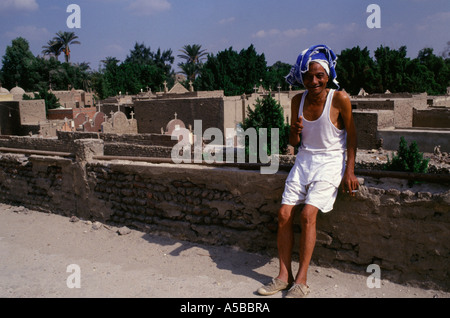 Un égyptien assis au cimetière chrétien complexe dans Caire copte ( Masr al Qadima ) Le Caire Egypte Banque D'Images