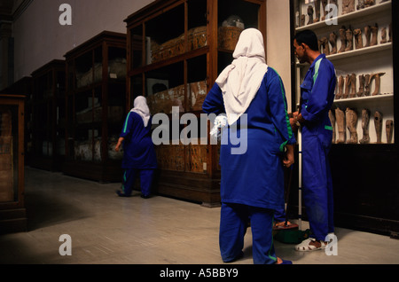 Nettoyeurs à l'intérieur du Musée des Antiquités égyptiennes, connue communément comme le Musée Égyptien ou Musée du Caire, au Caire, Egypte Banque D'Images