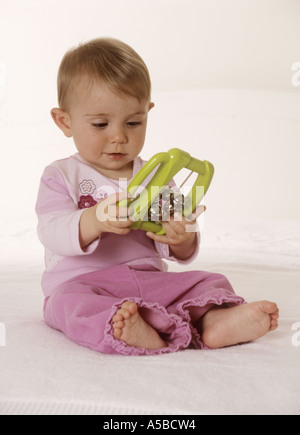 Baby Girl avec instrument de musique - sonnerie Banque D'Images