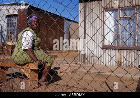 Femme assis sur un banc, Soweto, Afrique du Sud Banque D'Images