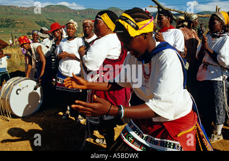 Les villageois locaux traditionnels de la scène de danse zoulou, Afrique du Sud Banque D'Images