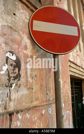 Un panneau routier et graffiti dans les rues du Liban Banque D'Images