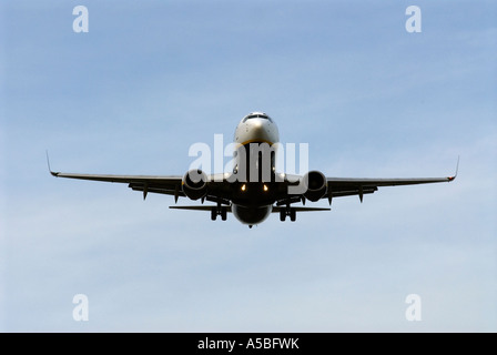 RYAN AIR BOEING 737 JET 800 à l'atterrissage à l'aéroport de Stansted ESSEX ANGLETERRE MARS 2007 Banque D'Images