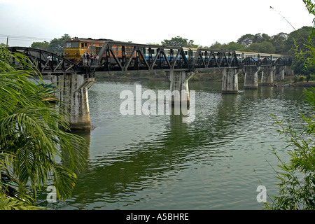 Train quotidien traverse le pont de la rivière Kwai Kanchanaburi Thaïlande Banque D'Images