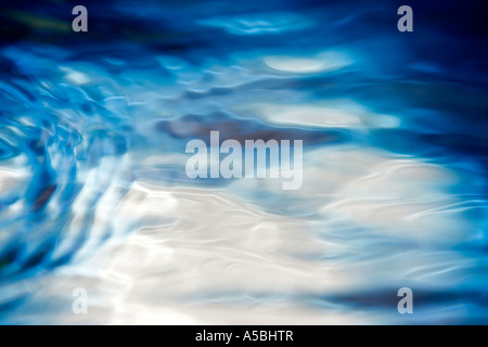 Ondulation de l'eau dégradé bleu Banque D'Images