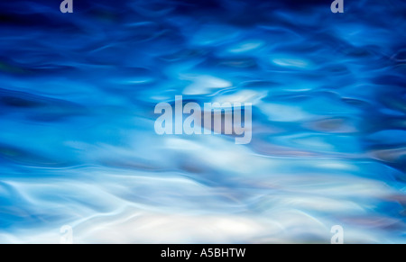 Dégradé bleu eau vague motif ripple Banque D'Images