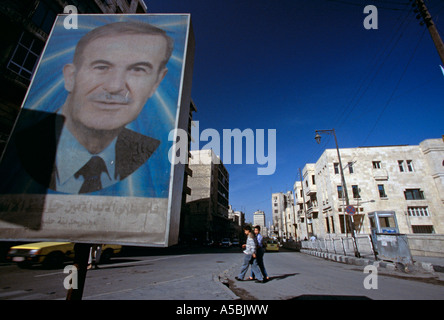 Un énorme portrait d'Hafez al Assad en Syrie Banque D'Images