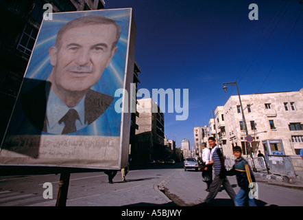 Un énorme portrait d'Hafez al Assad en Syrie Banque D'Images