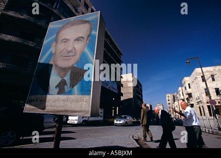 Un énorme portrait d'Hafez al Assad en Syrie Banque D'Images