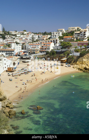 Le Portugal, l'Algarve, Praia do Carvoeiro beach et village en été Banque D'Images