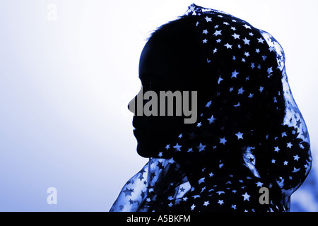 Jeune Indien girl wearing star voile. De couleur bleu. Silhouette. L'Inde Banque D'Images