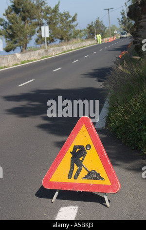 L'homme au travail signe sur route de campagne en Espagne Banque D'Images