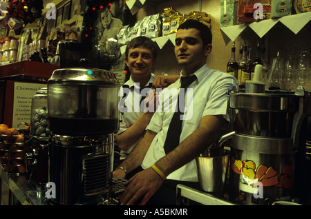 Deux hommes attendent pour les clients au Bar Italia à Soho Londres Banque D'Images