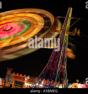 Le trajet de foire de la roue tournante en action étrange concept image surréaliste inhabituelle une idée de carte de voeux Banque D'Images