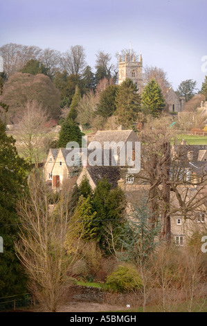 Vue sur St Jean le Baptiste S'ÉGLISE ET LE VILLAGE DE COTSWOLD COLN ST ALDWYNS GLOUCESTERSHIRE UK Banque D'Images