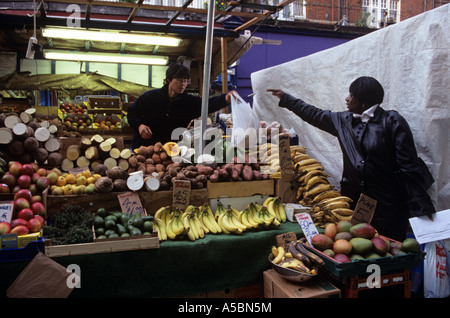 Un étal de fruits dans les rues de Brixton market, London, England, UK Banque D'Images