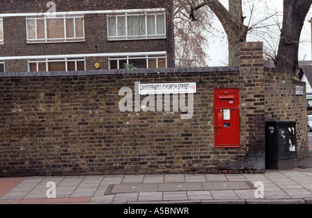 Une boite aux lettres sur un mur de brique à Camberwell Church Street Londres Banque D'Images