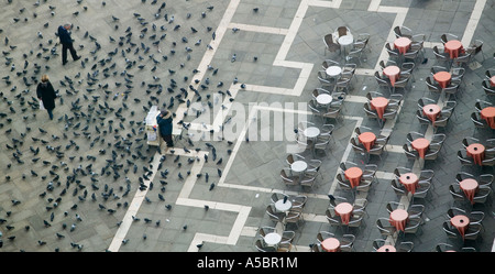 Vue à vol d'oiseau de la Place St Marc, les pigeons et les tableaux Banque D'Images